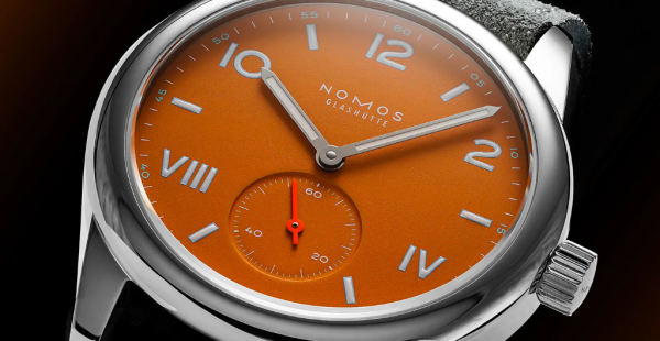 Jam tangan dengan aksen warna kontras